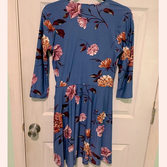 3/4 Dress - Picture 2 of 5